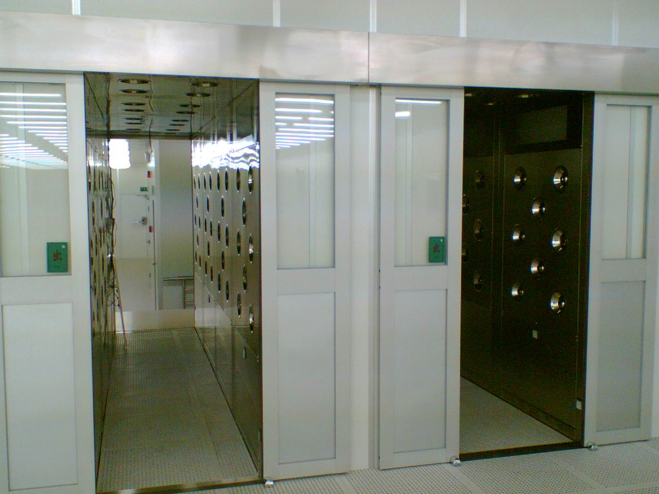 人員進(jìn)出凈化車間的風(fēng)淋室通道 人員進(jìn)出凈化車間的風(fēng)淋室通道